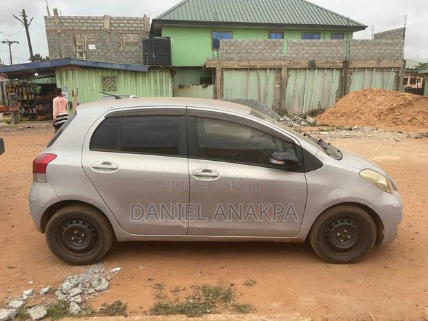 Toyota Vitz 2010 Silver