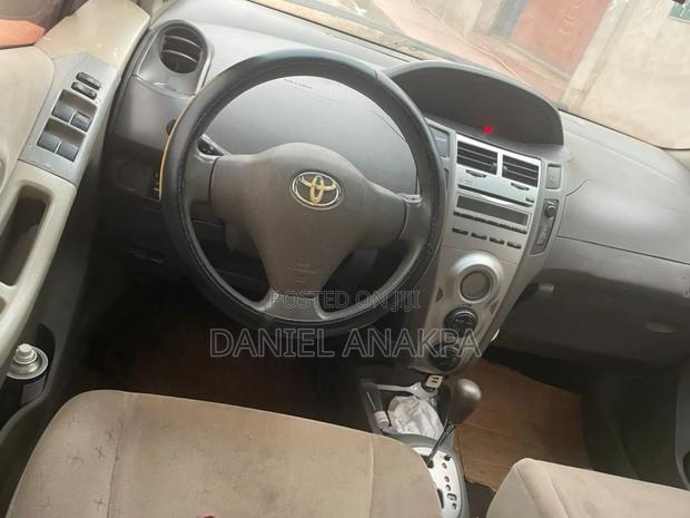 Toyota Vitz 2010 Silver