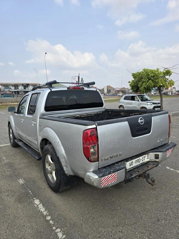 Nissan Frontier Crew Cab LE 4x4 2010 Silver