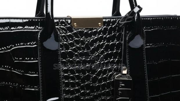 Elegant Crocodile-Pattern Structured Handbag photo 4