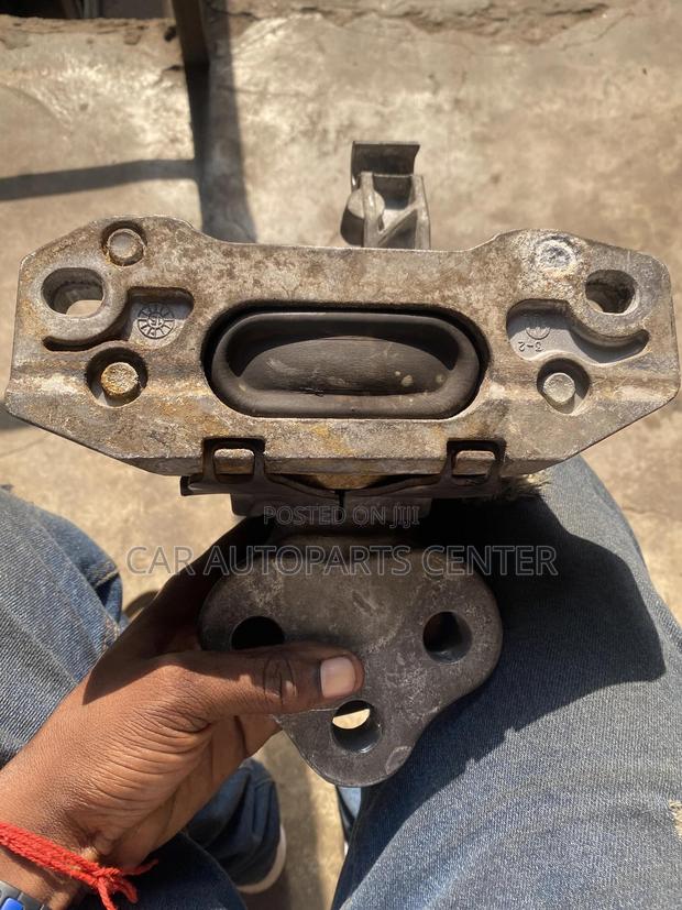 Chrysler 200/Jeep Cherokee 2015-17 Engine Motormount Upper Sport Seat photo 2