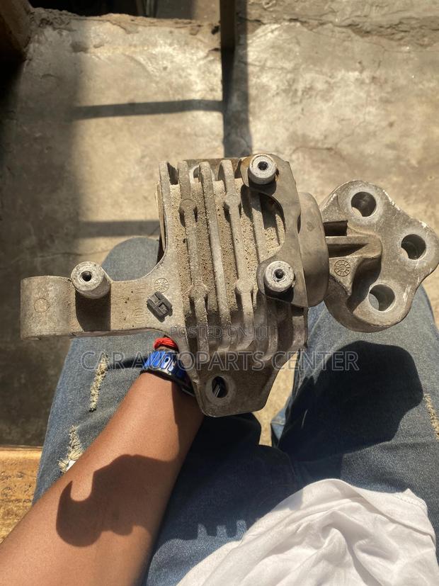 Chrysler 200/Jeep Cherokee 2015-17 Engine Motormount Upper Sport Seat photo 4