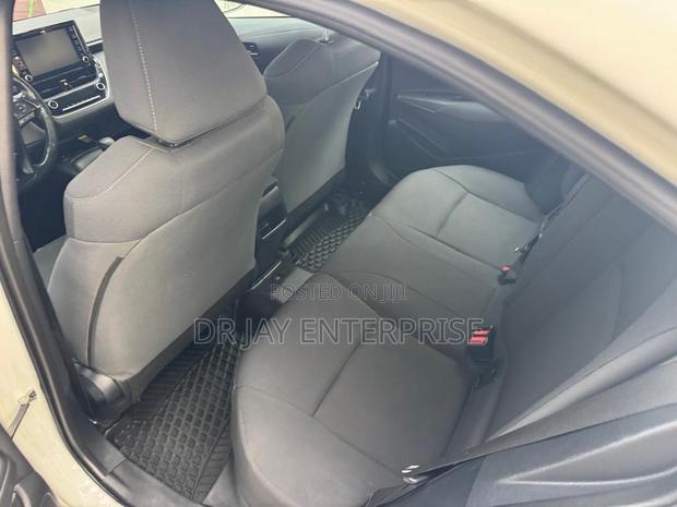 Toyota Corolla LE 2022 White photo 5