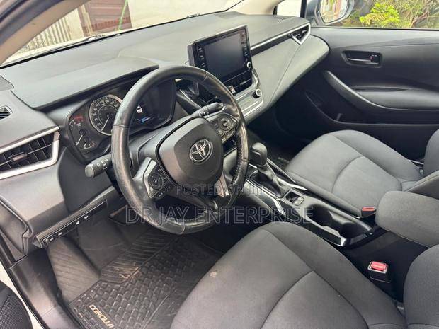 Toyota Corolla LE 2022 White photo 3