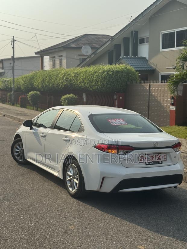 Toyota Corolla LE 2022 White photo 2