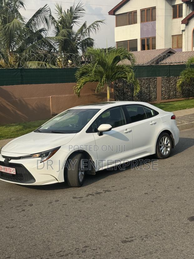 Toyota Corolla LE 2022 White photo 6
