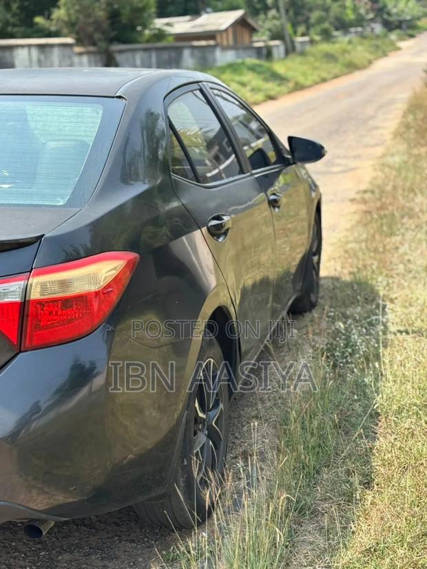 Toyota Corolla 2015 Black photo 2
