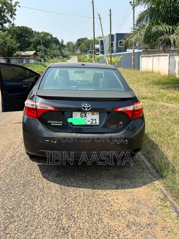 Toyota Corolla 2015 Black photo 3