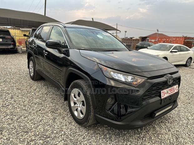 Toyota RAV4 LE AWD 2020 Black photo 2
