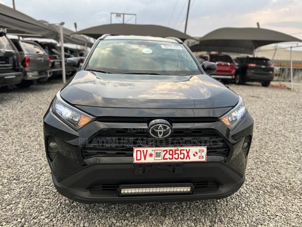 Toyota RAV4 LE AWD 2020 Black photo 3