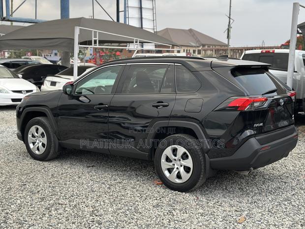 Toyota RAV4 LE AWD 2020 Black photo 4