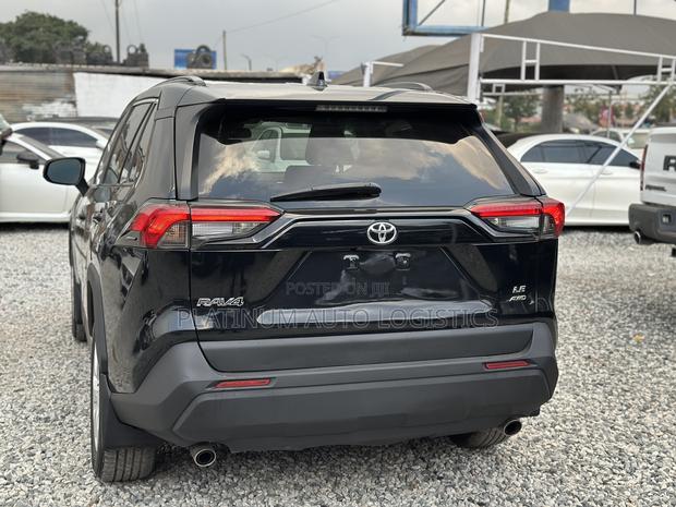 Toyota RAV4 LE AWD 2020 Black photo 5