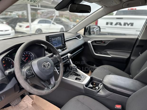 Toyota RAV4 LE AWD 2020 Black photo 6