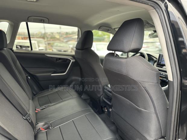 Toyota RAV4 LE AWD 2020 Black photo 11