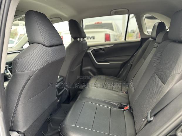 Toyota RAV4 LE AWD 2020 Black photo 10