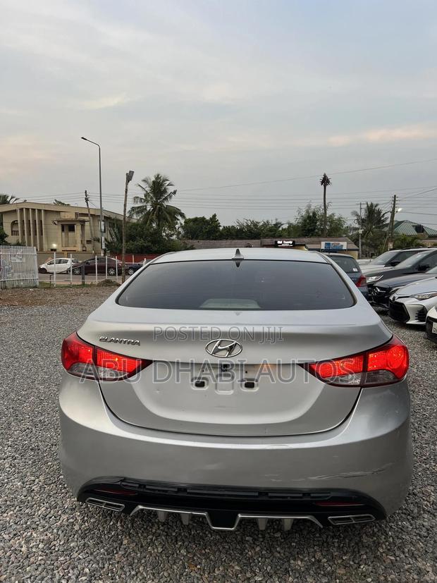 Hyundai Elantra GLS Sedan FWD (1.8L 4cyl 6A) 2013 Silver photo 6