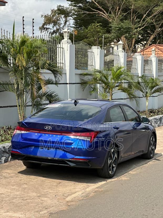 Hyundai Elantra Limited 2022 Blue photo 3
