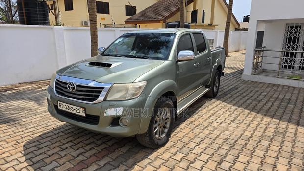 Toyota Hilux 2014 Green photo 2