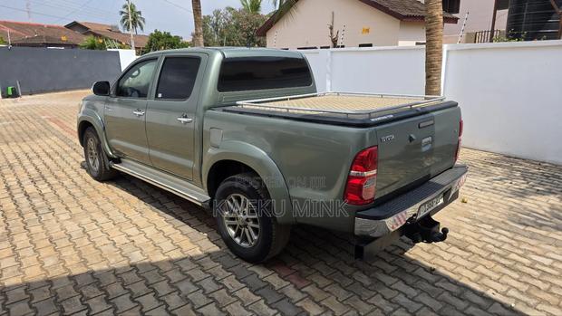 Toyota Hilux 2014 Green photo 3