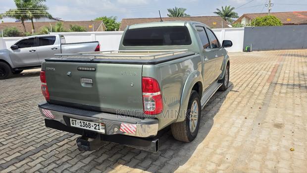 Toyota Hilux 2014 Green photo 4
