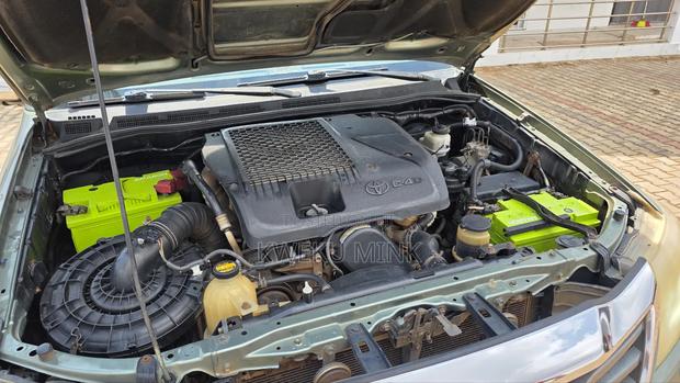 Toyota Hilux 2014 Green photo 8