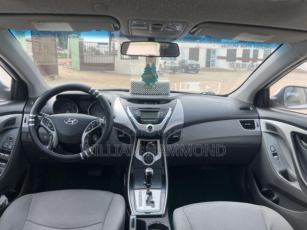 Hyundai Elantra 2012 White photo 5