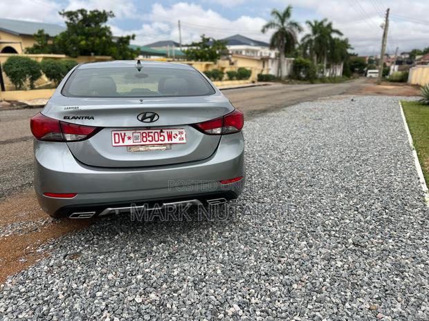Hyundai Elantra SE 4dr Sedan (1.8L 4cyl 6A) 2014 Gray photo 2