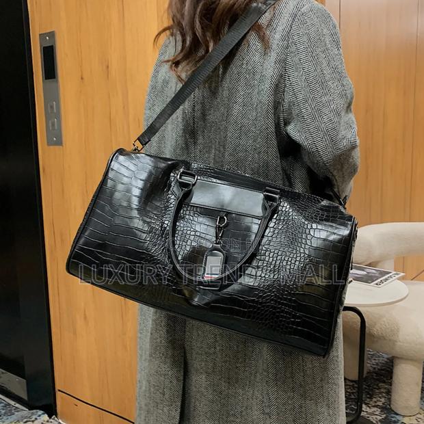 Premium Crocodile-Pattern Travel Bag photo 3