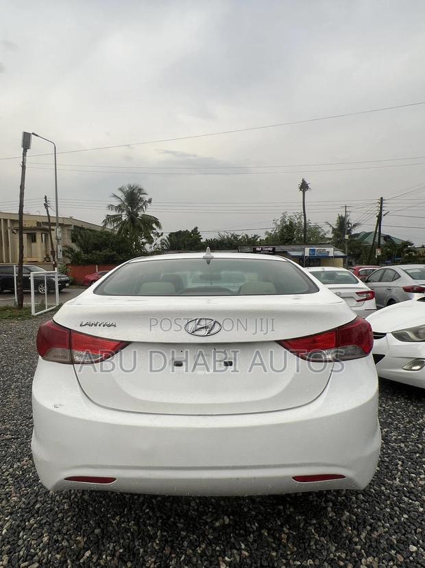 Hyundai Elantra Limited Sedan FWD (1.8L 4cyl 6A) 2013 White photo 2