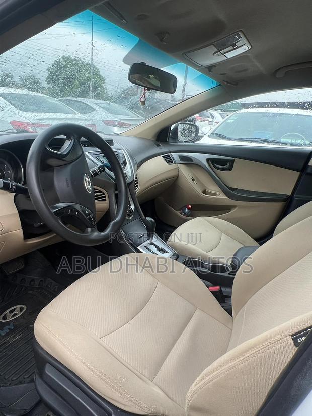Hyundai Elantra Limited Sedan FWD (1.8L 4cyl 6A) 2013 White photo 9
