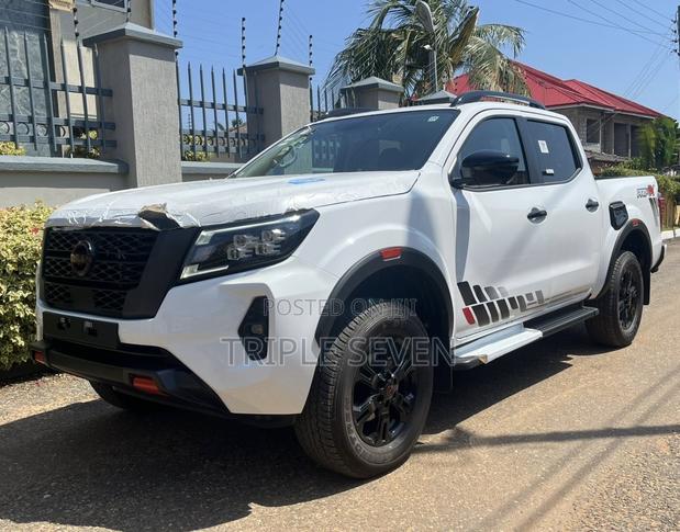 New Nissan Navara 2025 White