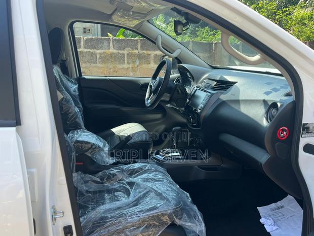 New Nissan Navara 2025 White