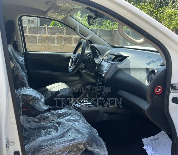 New Nissan Navara 2025 White