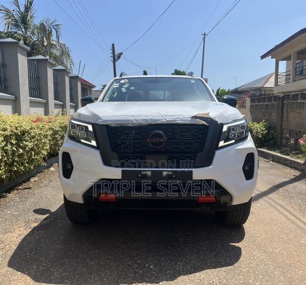 New Nissan Navara 2025 White