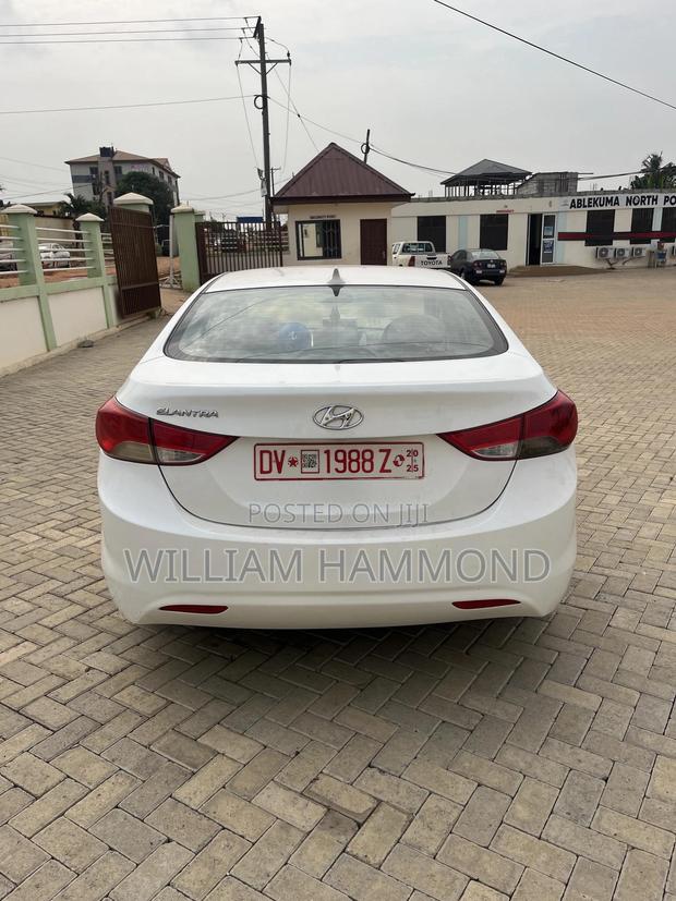 Hyundai Elantra 2012 White photo 11