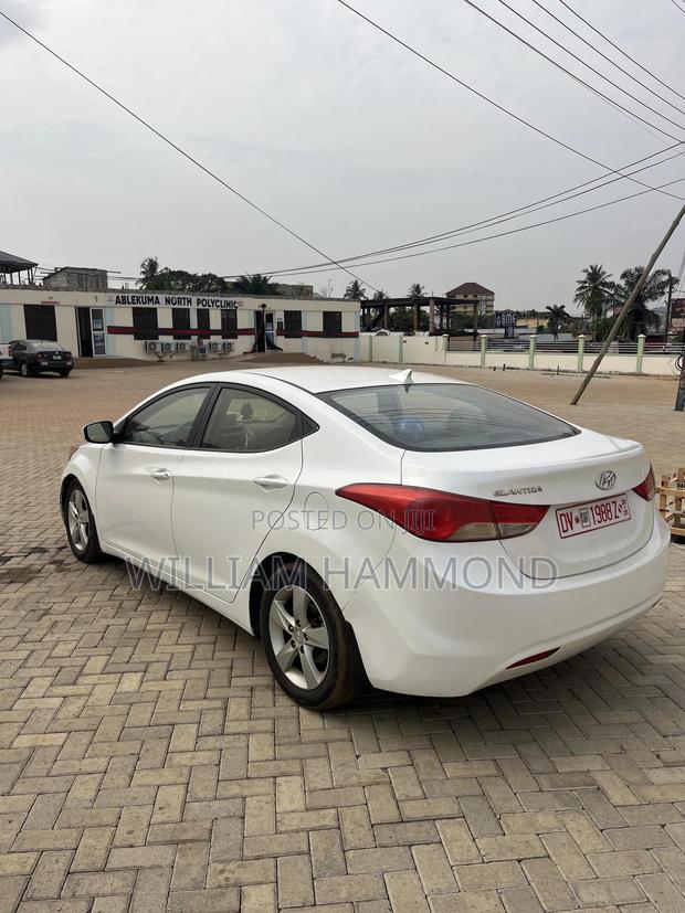 Hyundai Elantra 2012 White photo 9