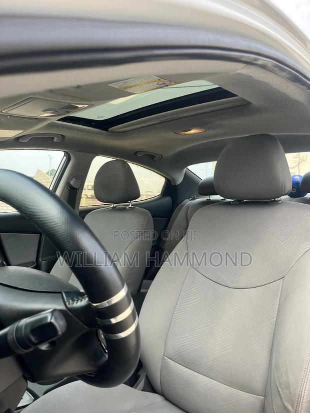 Hyundai Elantra 2012 White photo 4