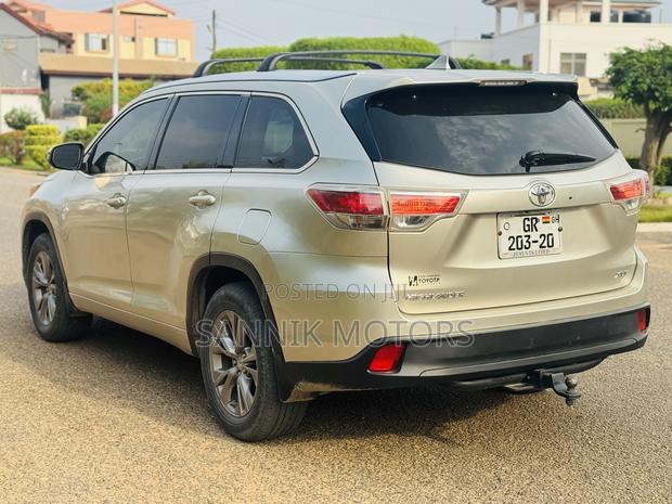 Toyota Highlander Limited 4dr SUV AWD (3.5L 6cyl 6A) 2015 Gold