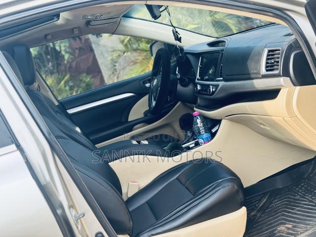 Toyota Highlander Limited 4dr SUV AWD (3.5L 6cyl 6A) 2015 Gold