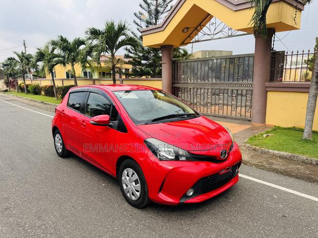 Toyota Vitz 1.3 FWD 5dr 2015 Red photo 2