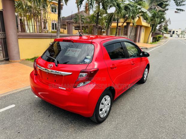 Toyota Vitz 1.3 FWD 5dr 2015 Red photo 4