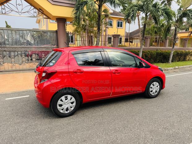 Toyota Vitz 1.3 FWD 5dr 2015 Red photo 3