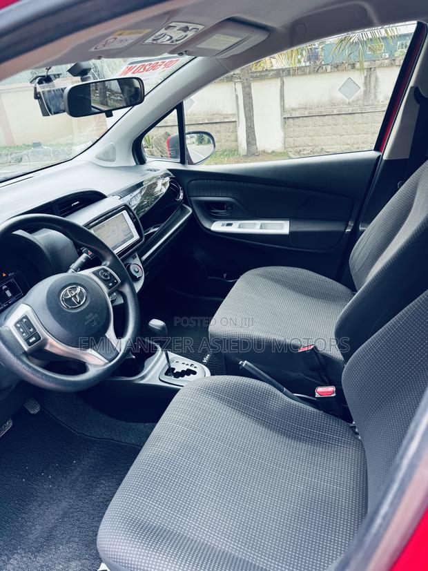 Toyota Vitz 1.3 FWD 5dr 2015 Red photo 7