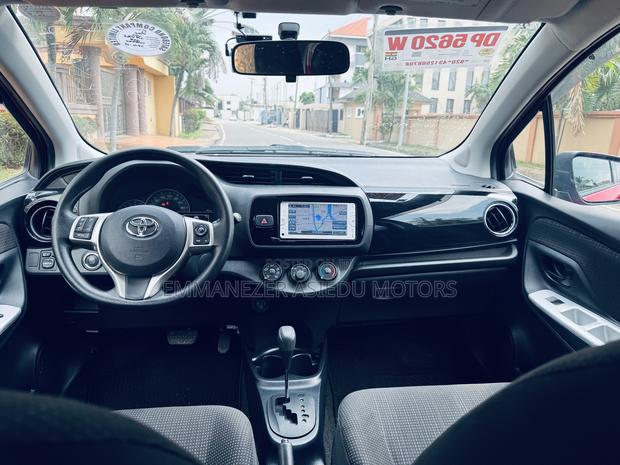 Toyota Vitz 1.3 FWD 5dr 2015 Red photo 8