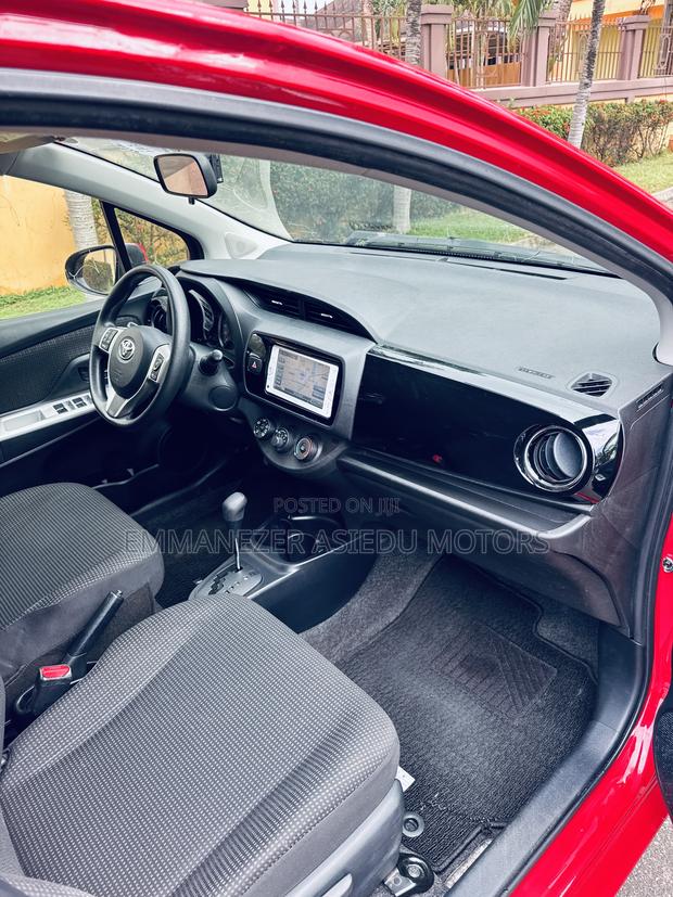 Toyota Vitz 1.3 FWD 5dr 2015 Red photo 11