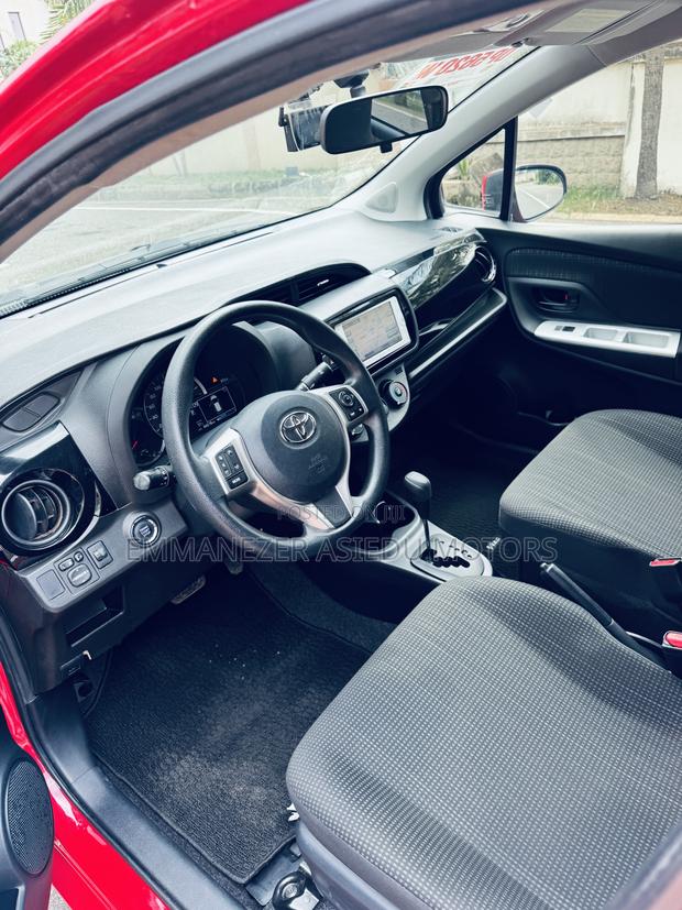 Toyota Vitz 1.3 FWD 5dr 2015 Red photo 9