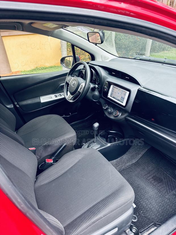 Toyota Vitz 1.3 FWD 5dr 2015 Red photo 12