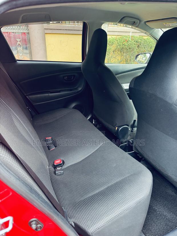 Toyota Vitz 1.3 FWD 5dr 2015 Red photo 10