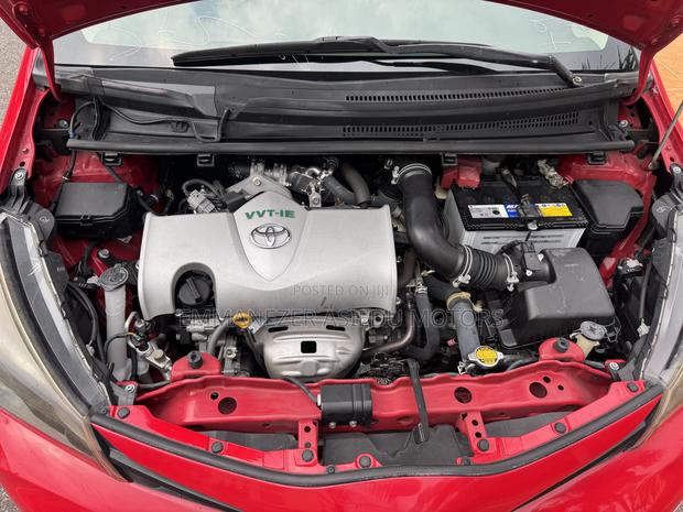 Toyota Vitz 1.3 FWD 5dr 2015 Red photo 14