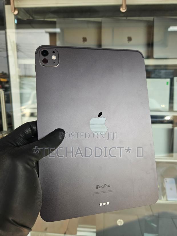 Apple iPad Pro 11 (2025) 256 GB Black photo 2